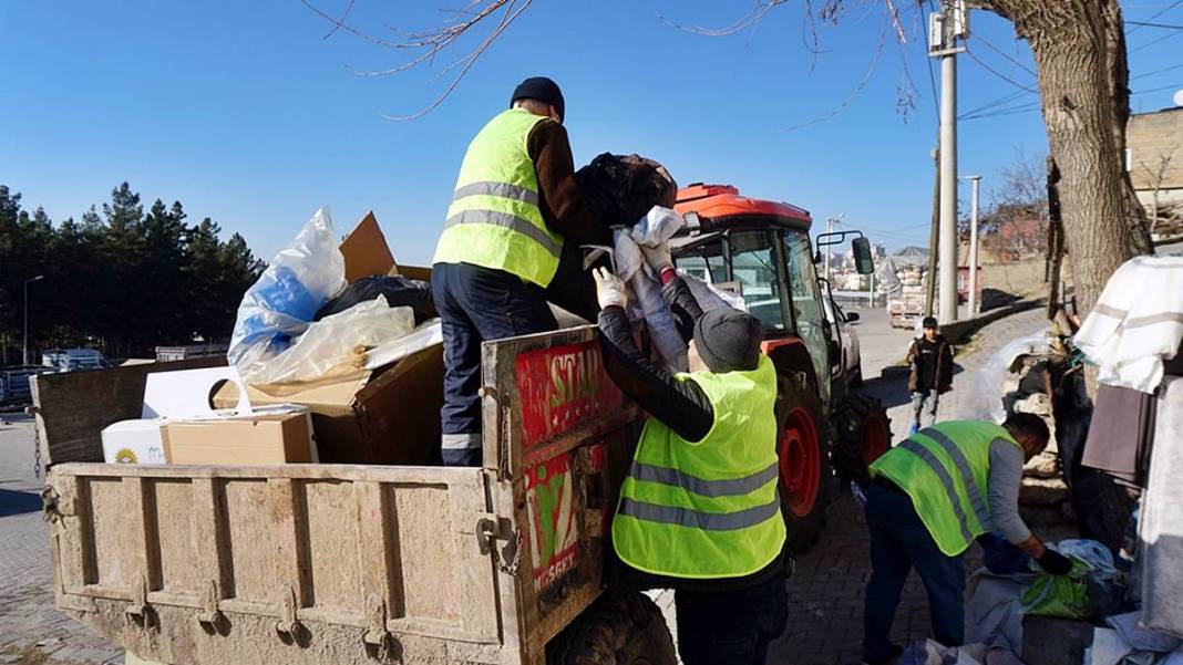 Komşular kötü kokudan şikayetçi olunca şaşırtan gerçek ortaya çıktı! 1 traktör kasasıyla anca taşınabildi 2